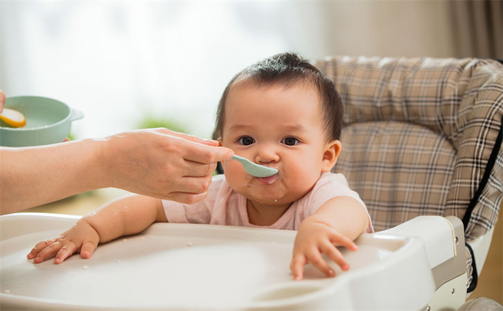 宝宝多大添加辅食最好，请严格遵循这个时间1